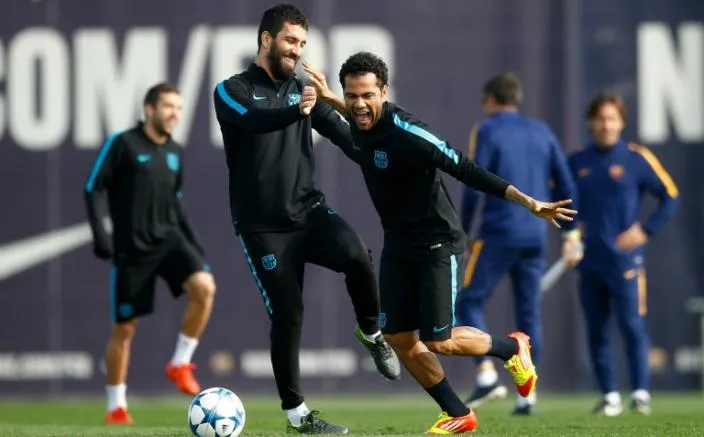 AP Turan y Alves bromean durante el entrenamiento previo a Champions