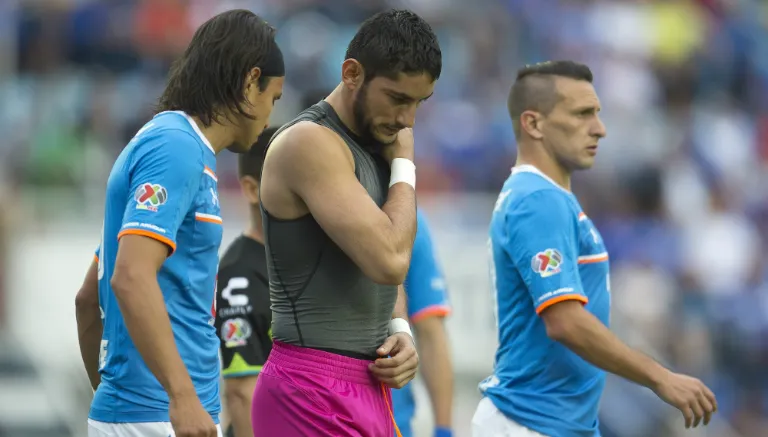 MEXSPORT Corona se sujeta el hombro tras lesión