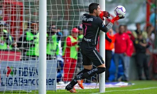 IMAGO7 El portero americanista intenta detener un disparo