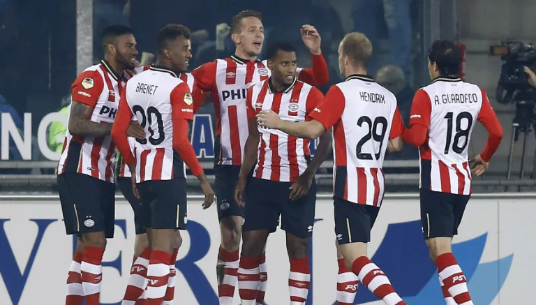 ESPECIAL Futbolistas del PSV festejan un tanto conseguido