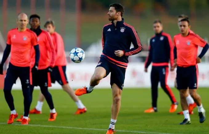 AP Xabi Alonso domina el balón frente a sus compañeros