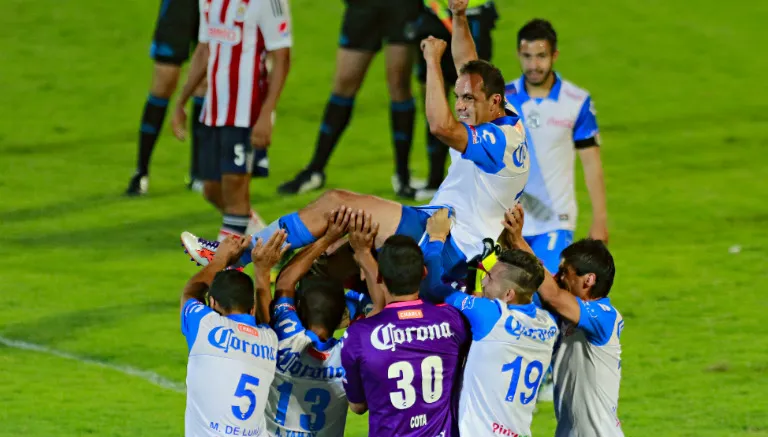 IMAGO7 Blanco es levantado en hombros tras vencer a Chivas en la Copa MX