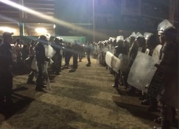 ENRIQUE MARTÍNEZ La valla de seguridad para el paso de la barra chiva