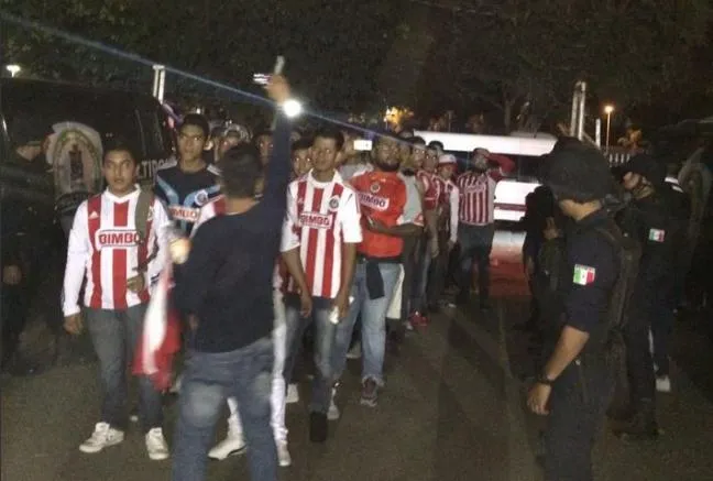 ENRIQUE MARTÍNEZ Algunos aficionados de Chivas entran al estadio