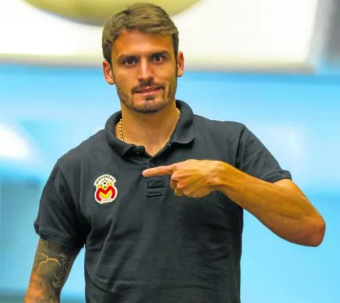 Marco Torsigliere muestra con orgullo el escudo de Monarcas