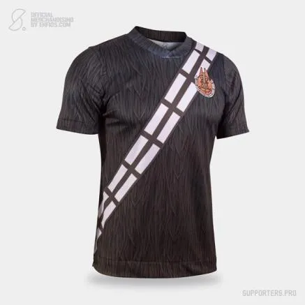 ESPECIAL La camiseta con estilo Chewbacca luce al Halcón Milenario como su escudo