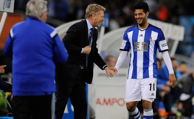EFE David Moyes junto a Carlos Vela en un partido de la Real Sociedad