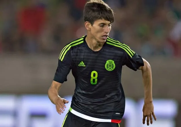 Damm controla el balón en partido de México