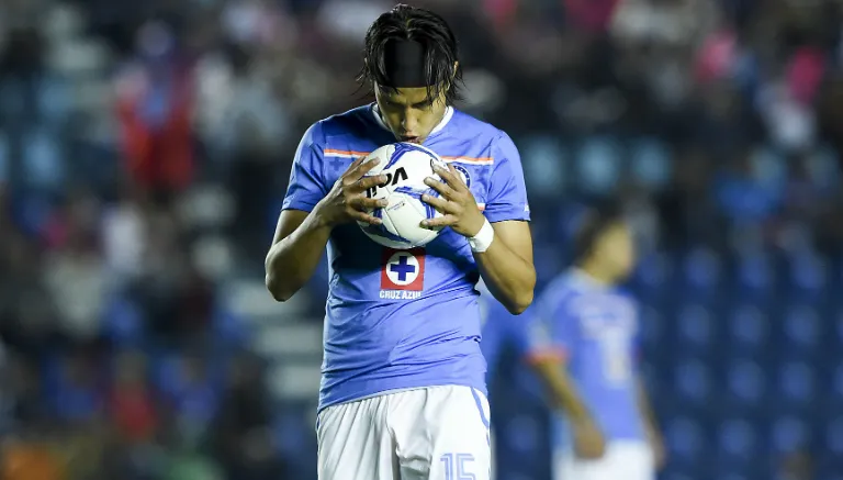IMAGO7 Gerardo Flores besa el balón en el Estadio Azul