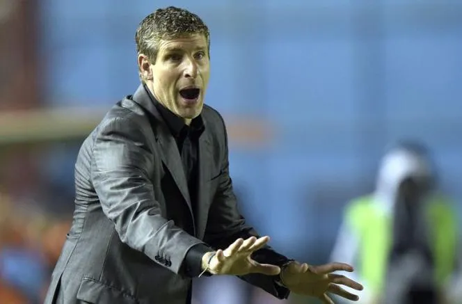 Martín da indicaciones en un partido