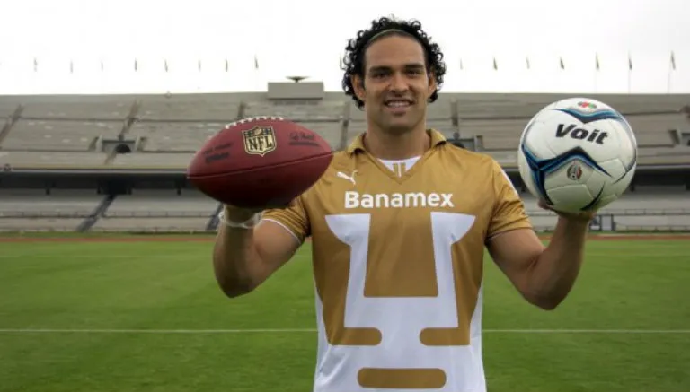 PUMAS Mark Sánchez con los balones de la NFL y de la Liga MX