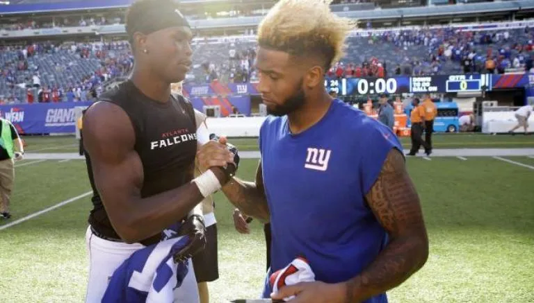 AP Odel Beckham Jr. y Julio Jones intercambian jerseys