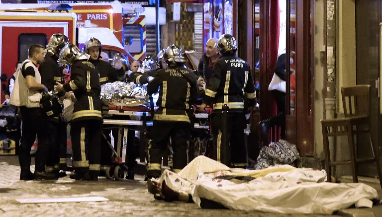 Elementos de seguridad junto a un grupo de caídos