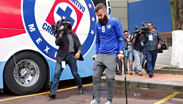 IMAGO7 Marc Crosas camina con muletas