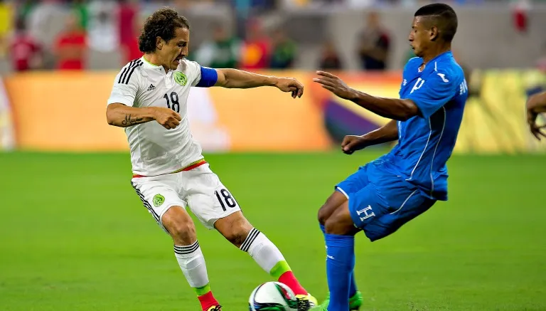 MEXSPORT Andrés Guardado intenta quitarse a un rival