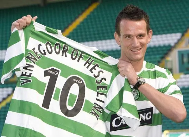 Vennegoor of Hesselink posa con la playera del Celtic