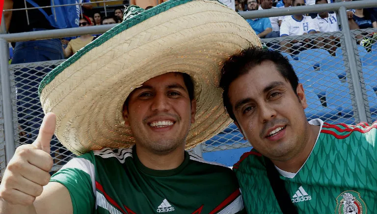 IMAGO7 Aficionados mexicanos saludan en San Pedro Sula
