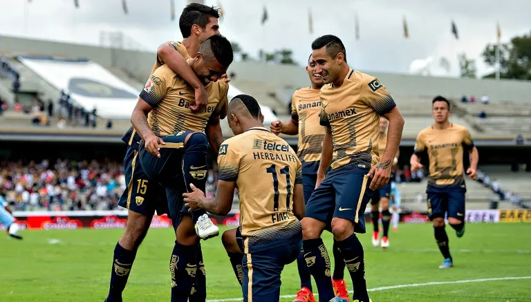 MEXSPORT Jugadores de Pumas festejan un gol