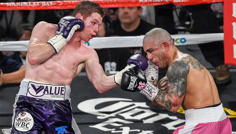 IMAGO7 Canelo le da un golpe a Cotto
