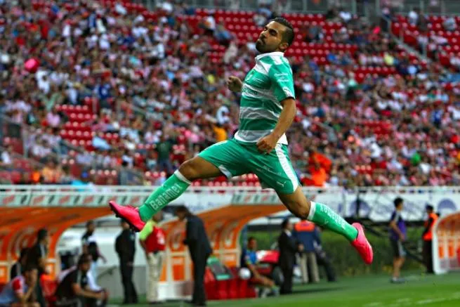 Rabello celebrando una anotación contra Chivas