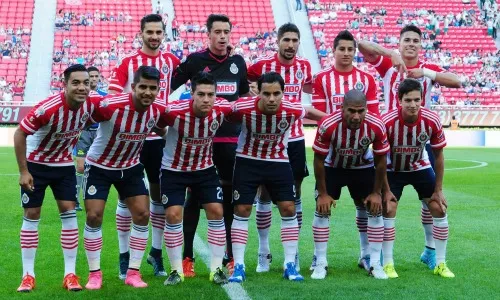 MEXSPORT Jugadores de Chivas posan para las cámaras