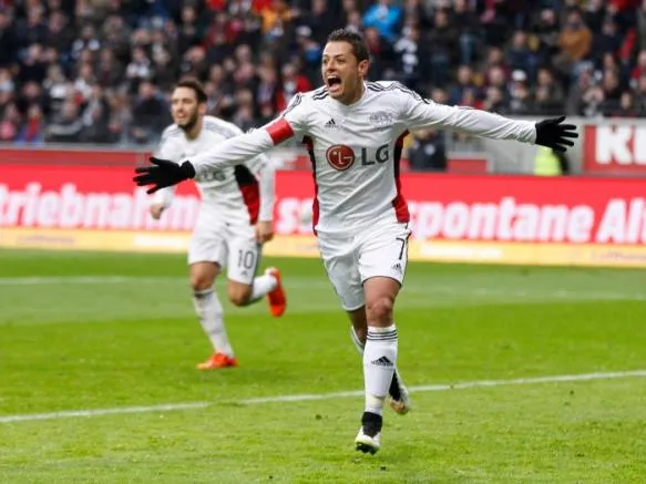AP Chicharito Hernández festejando un tanto con el Bayer Leverkusen