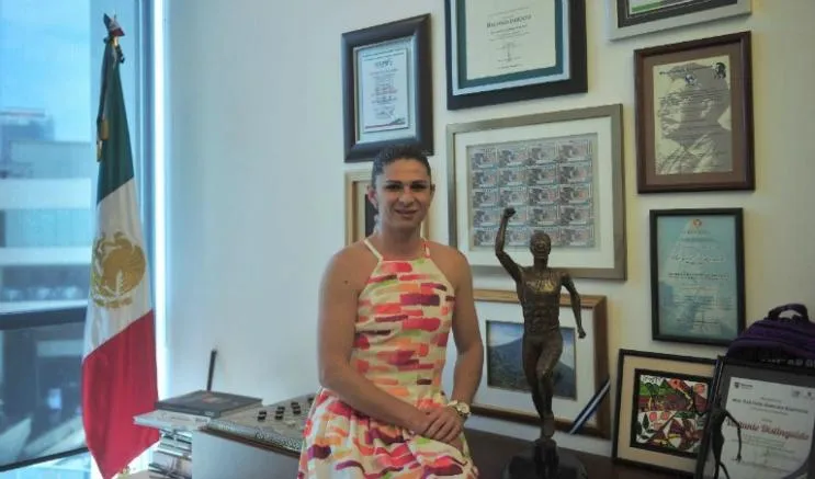 CÉSAR VICUÑA Guevara en su escritorio