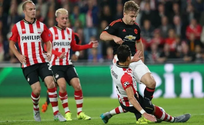 Héctor Moreno se barre sobre Luke Shaw