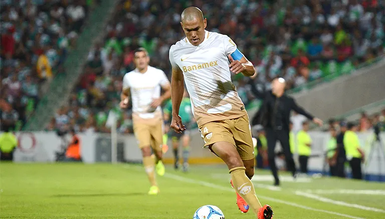 IMAGO7 Verón codnuce el balón con Pumas