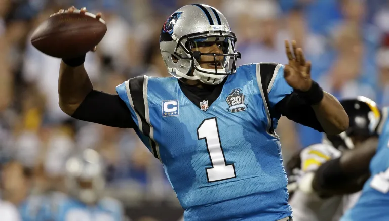 AP Cam Newton a punto de lanzar el ovoide