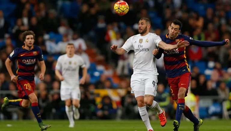 AP Benzema disputa el balón en el Clásico español