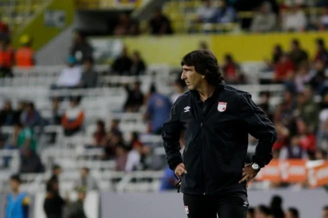 Gustavo Costas dirige al Independiente de Santa Fe en una visita al estadio Jalisco