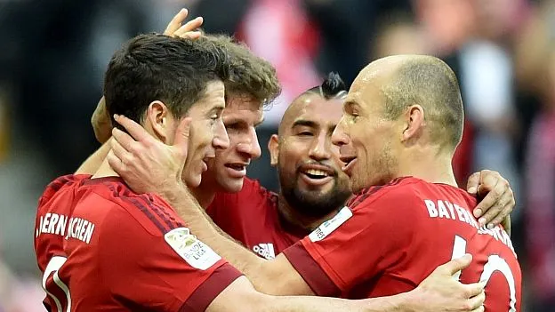 Robben y Lewandowski son felicitados tras un gol