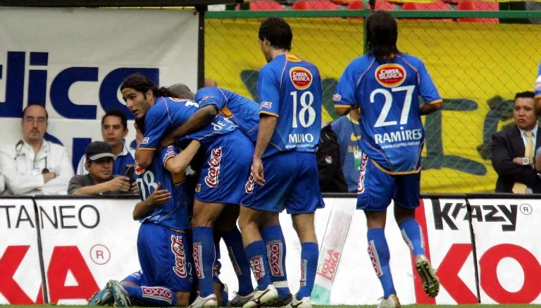 Jugadores de Tigres festejan un gol contra América en el A2005