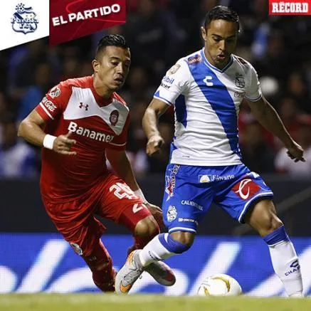 Fernando Uribe y Oscar Rojas pelean un balón