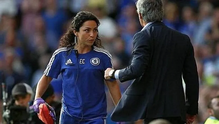 AP Eva Carneiro discute con Mourinho durante un partido del Chelsea
