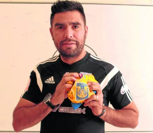 DANIEL GÁMEZ Palmera Rivas muestra con orgullo escudo de Tigres