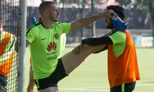 RICARDO FLORES El 'Pipa' hace ejercicios de calentamiento