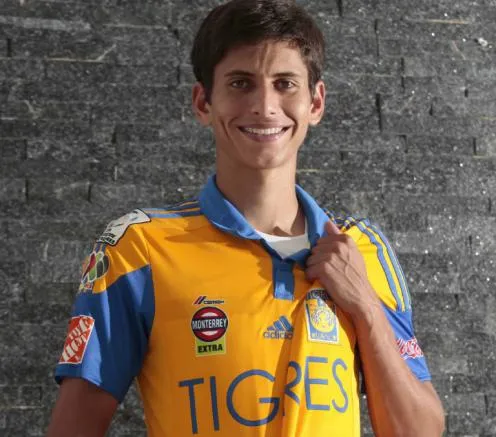 Damm posa con la camiseta de Tigres