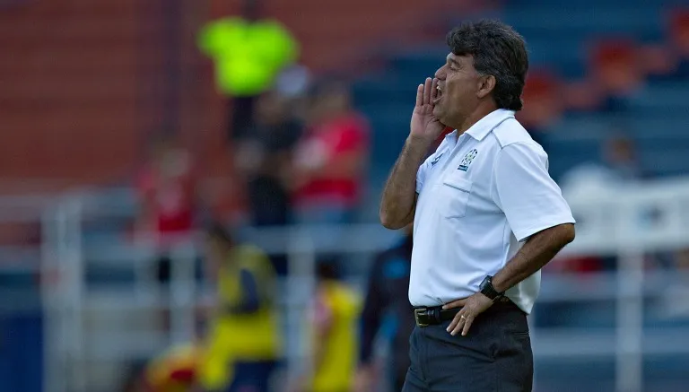 Sergio Orduña da indicaciones a sus jugadores