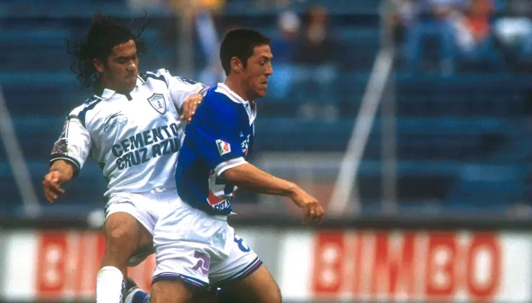 Gerardo Mascareño intenta quitarle el balón a Mauro Camoranesi