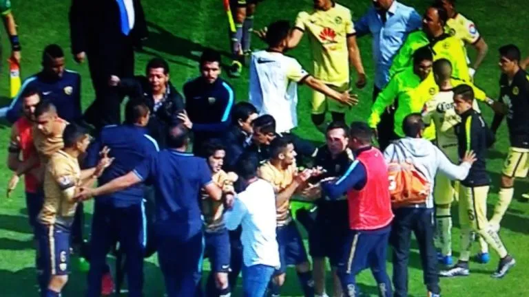 Pumas y América no pudieron contener sus emociones