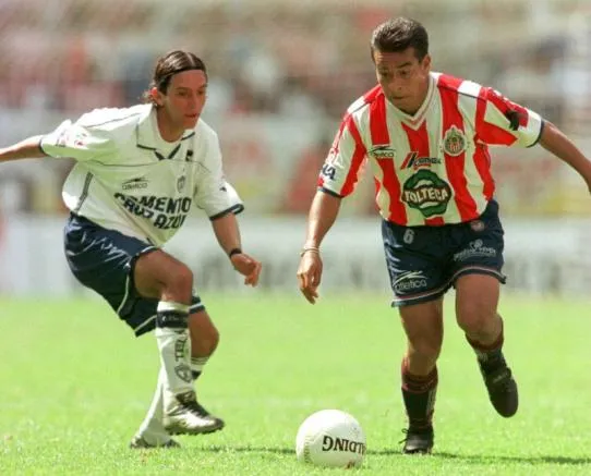 MEXSPORT Alberto Coyote disputa un balón con Andrés Chitiva