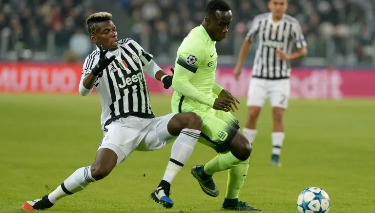 AP Paul Pogba peleando el esférico con Sagna en Champions League