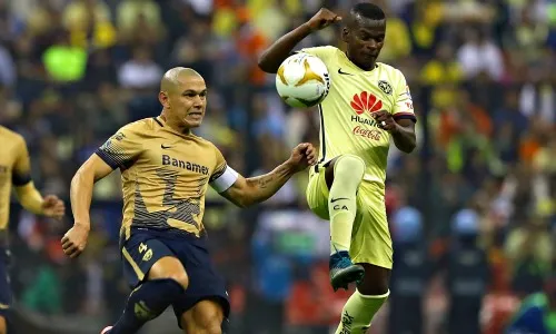 Verón pelea un balón con Quintero