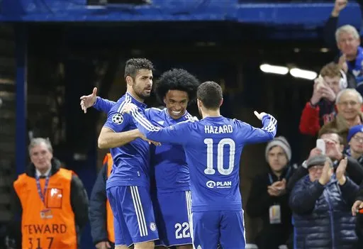 Jugadores del Chelsea festejan tanto contra el Porto