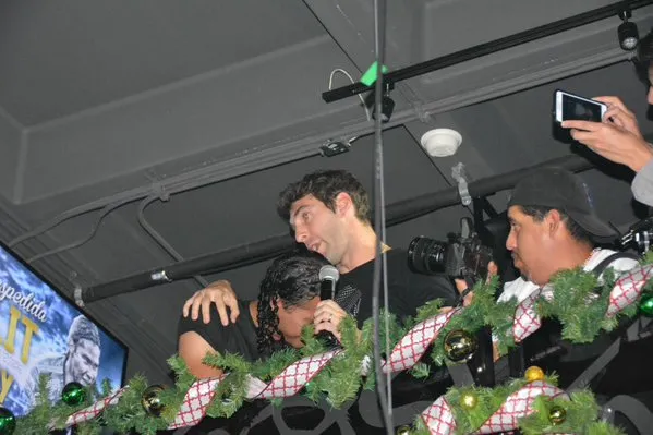 Carlos Peña es abrazado por Boselli