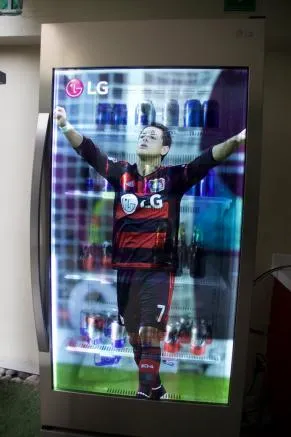 NANCY DE LA PEÑA Chicharito aparece en el vidrio del refrigerador