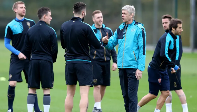 AP Wenger en entrenamiento con el Arsenal