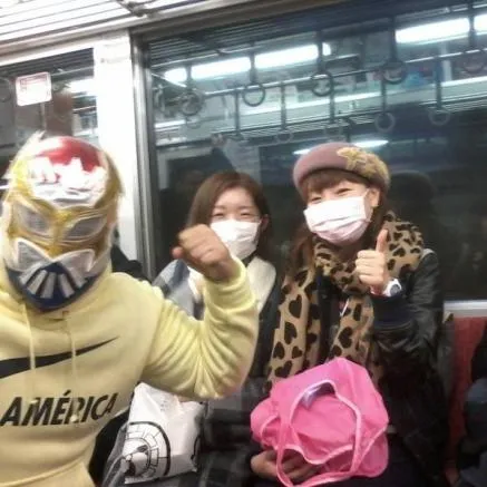 ESPECIAL Un americanista posa en el metro japonés